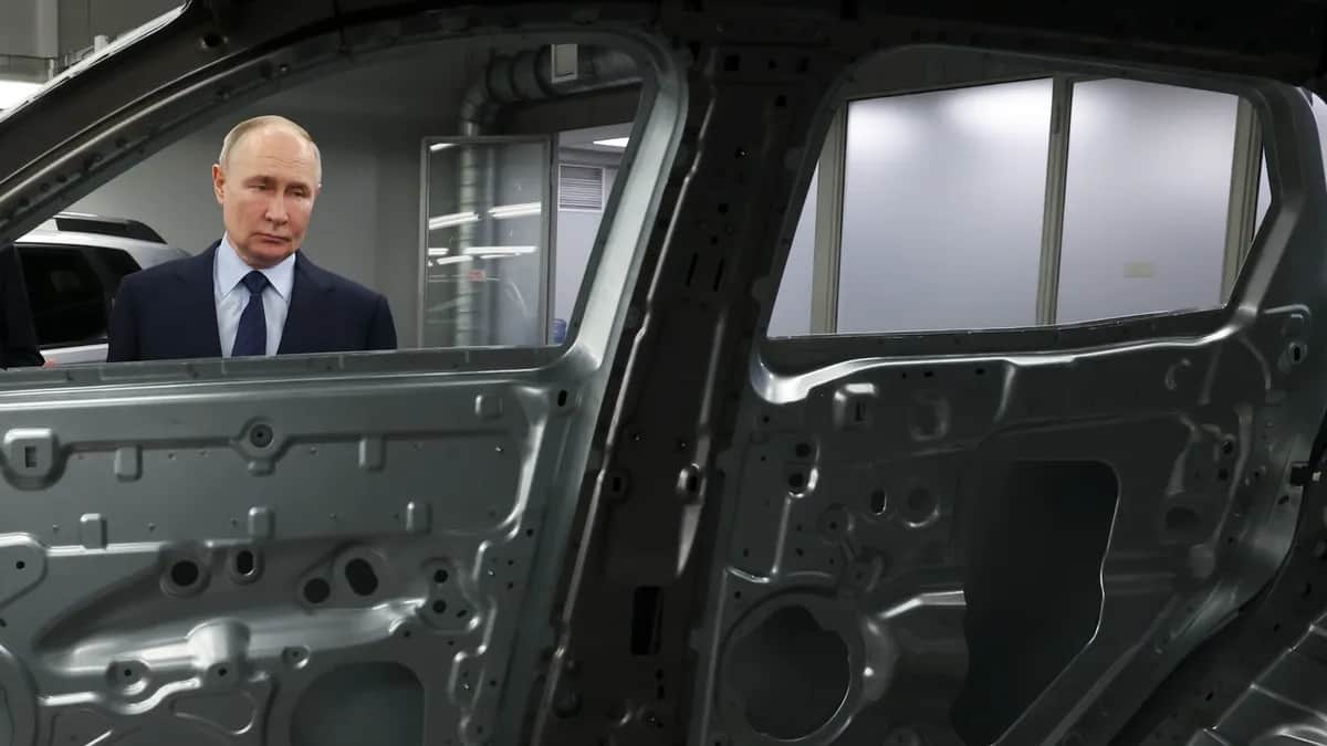 Vladimir Putin inspects a newly manufactured Lada during a visit to the AvtoVAZ car plant in Togliatti on 28 January 2025. Photo: EPA/GRIGORY SYSOEV/SPUTNIK/KREMLIN POOL&nbsp;