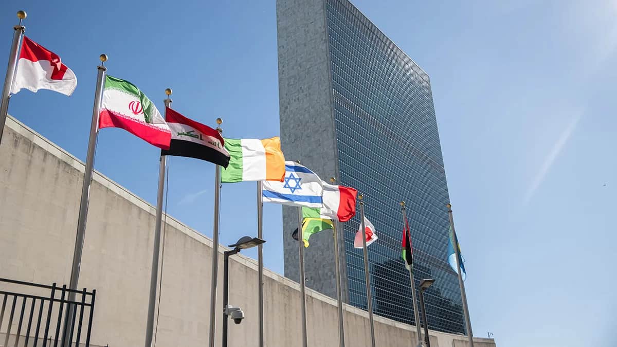 Флаги перед зданием Организации Объединенных Наций в Нью-Йорке 13 октября 2023 года. Фото: Noam Galai / Getty Images