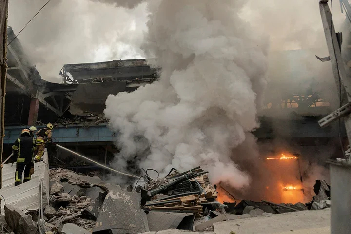 Ukrainian first responders on the site of a rocket attack on a factory in Kharkiv, 29 December. Photo: Yakov Lyashenko / EPA-EFE