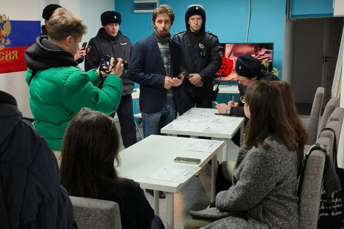 Полицейские в офисе «Рассвета» в Санкт-Петербурге, 28 октября 2024 года. Фото: « Рассвет »