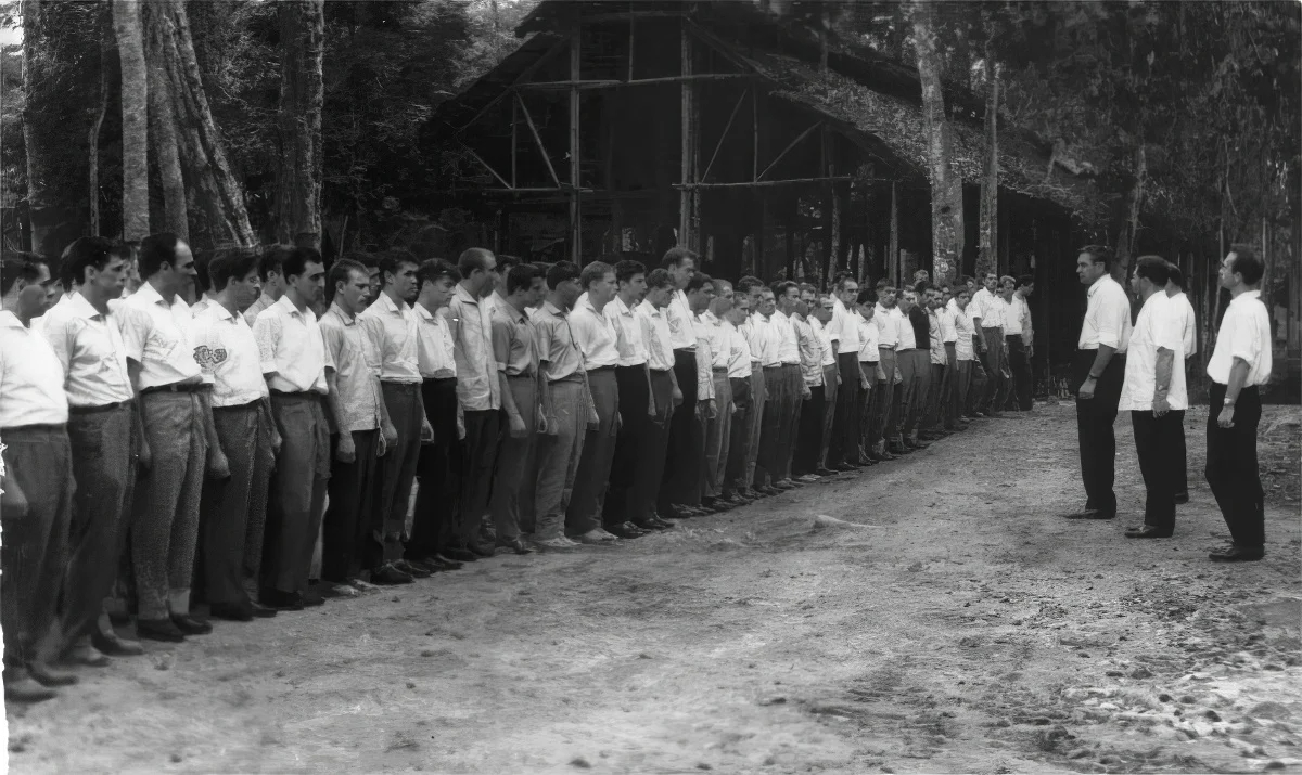 Построение инструкторско-преподавательского состава 1-го Учебного центра зенитно-ракетных войск ВНА, созданного советскими специалистами во Вьетнаме, 1965 год. Фото: Константинов В. М. / Межрегиональная общественная организация ветеранов войны во Вьетнаме / Wikimedia 