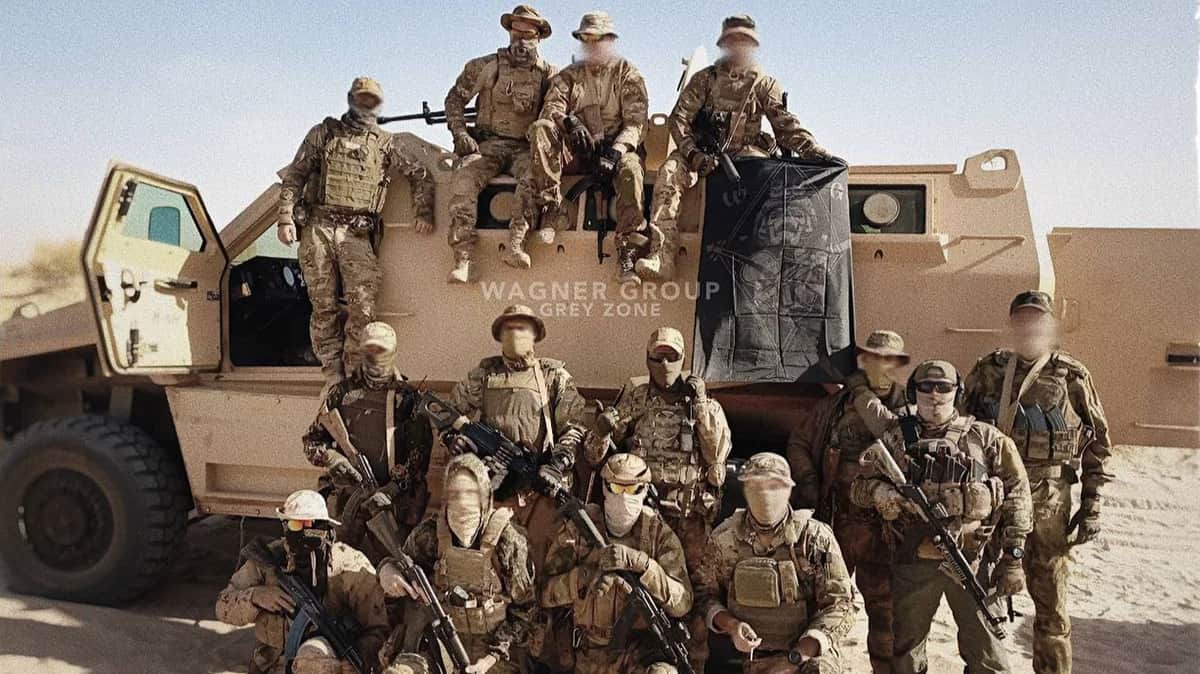 Наемники ЧВК «Вагнер» на броневике. Фото: из телеграм-канала «Grey Zone»