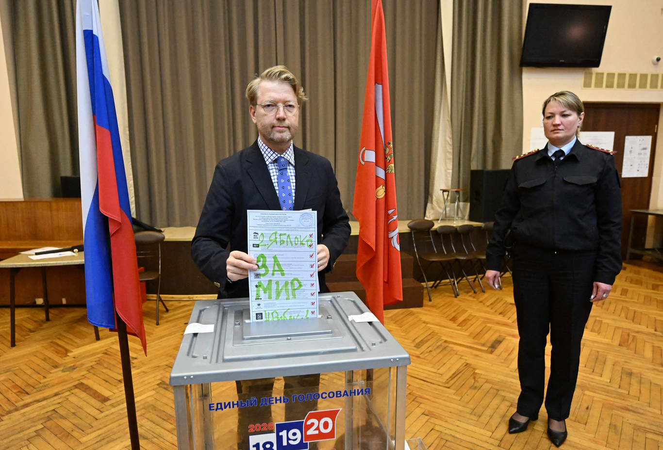 Yabloko party chairman Nikolai Rybakov casts his ballot in St. Petersburg, 20 September 2026. Photo: Olga Maltseva / AFP / Scanpix / LETA