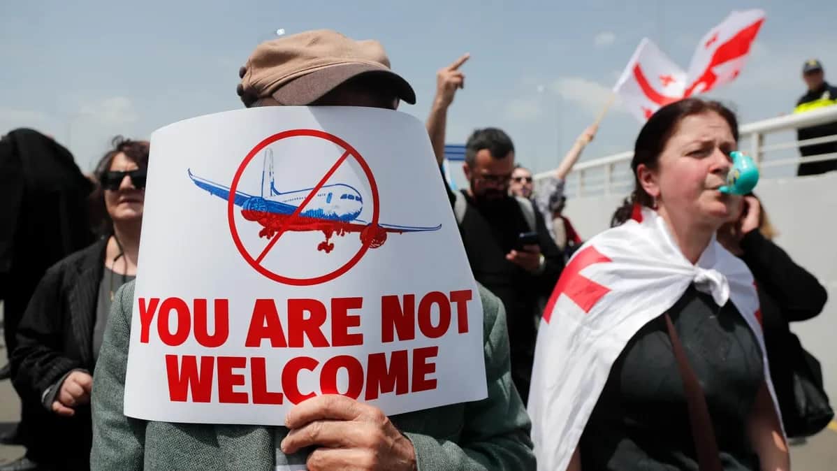People protesting against the recommencement of air travel from Russia to Georgia as the first direct flight of the Russian airline Azimut from Moscow lands in Tbilisi International Airport, 19 May 2023. Photo: EPA-EFE/ZURAB KURTSIKIDZE