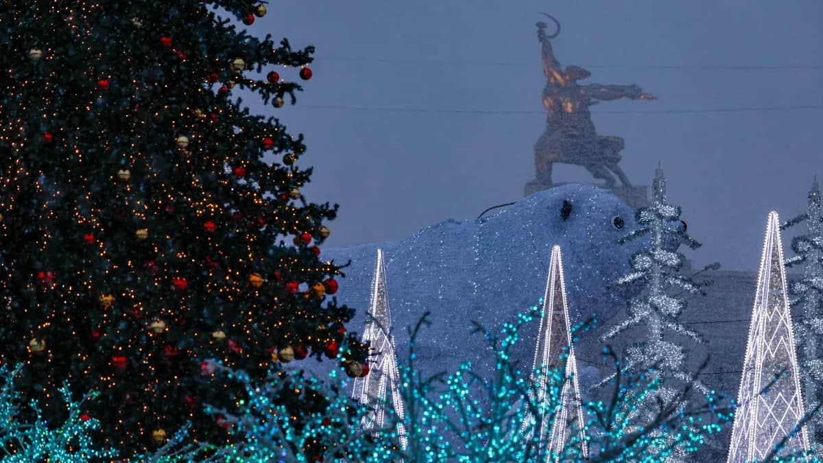 The sculpture Worker and Kolkhoz Woman by Soviet sculptor Vera Mukhina, seen behind seasonal decorations for the New Year and Christmas holidays in Moscow, Russia, 24 December 2025. Photo: EPA/SERGEI ILNITSKY