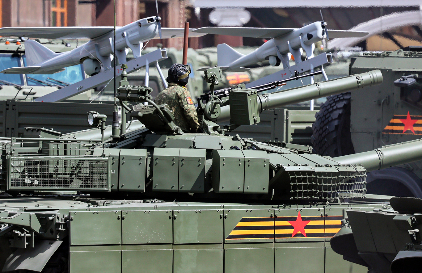 Российский военнослужащий на боевом танке Т-72 на параде в честь Дня Победы, Великой Отечественной войне. Москва, Россия. 9 мая 2025 года. Фото: Юрий Кочетков / EPA