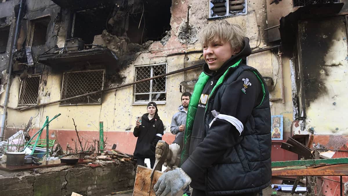 Местные жители у разрушенного жилого дома в Мариуполе, Украина, 13 апреля 2022 года. Фото: Анатолий Жданов / Коммерсантъ / Sipa USA / Vida Press