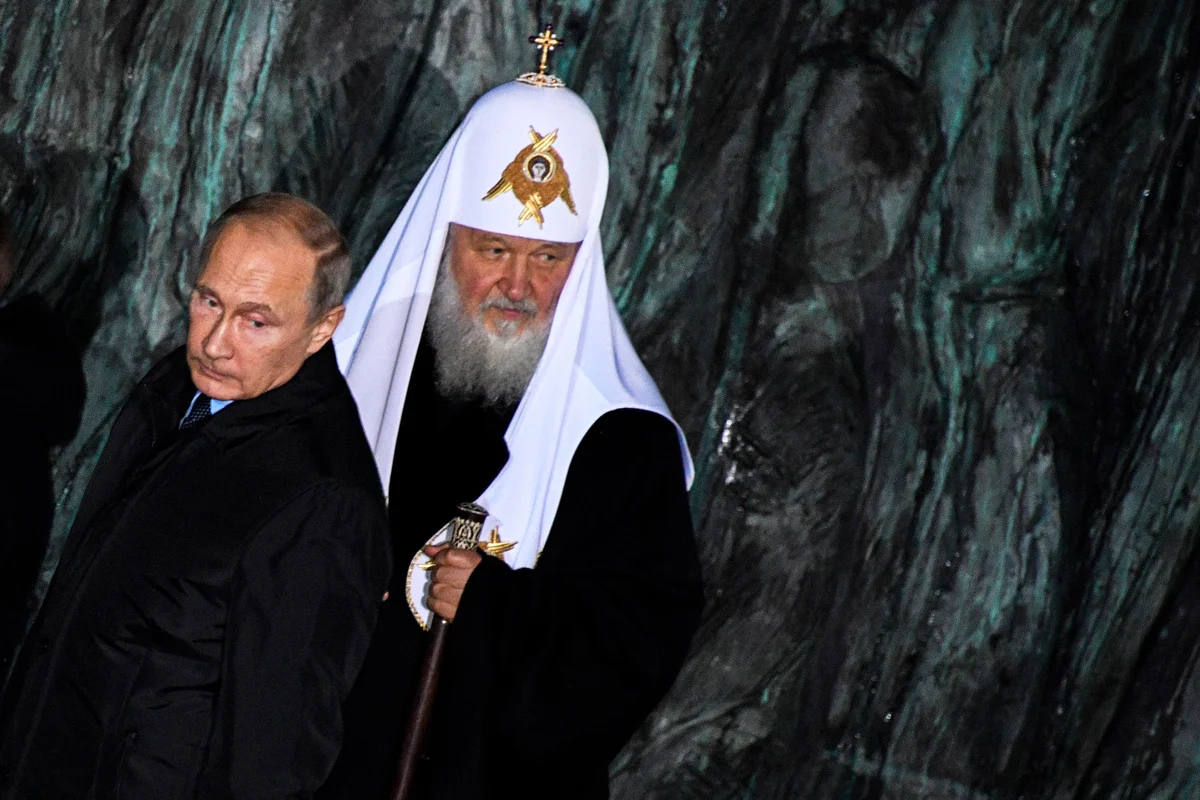 Владимир Путин (слева) и Патриарх Кирилл (справа) принимают участие в церемонии открытия мемориала жертвам политических репрессий «Стена скорби» в центре Москвы, 30 октября 2017 года. Фото: Александр Неменов / EPA-EFE