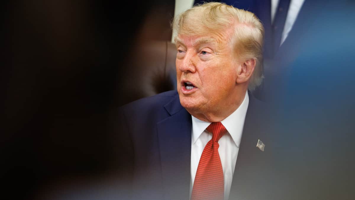 «Надоело»: Трамп запретил журналистам из нескольких изданий посещать Белый дом