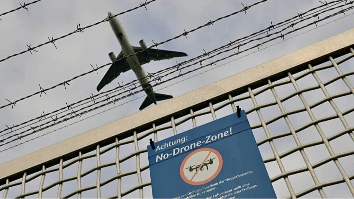 A sign on the perimeter fence at Germany’s Frankfurt-am-Main Airport banning the use of drones,  11 October 2025. Photo: Fraport / Hessen / dpa / Scanpix / LETA