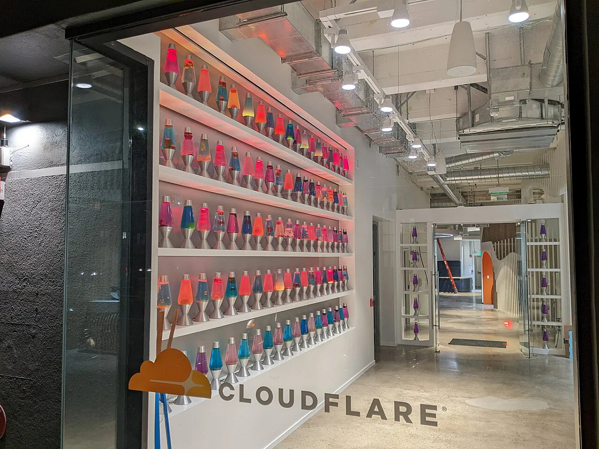 Вход в офис Cloudflare на Таунсенд-стрит, 101 в Сан-Франциско. Фото: Wikimedia