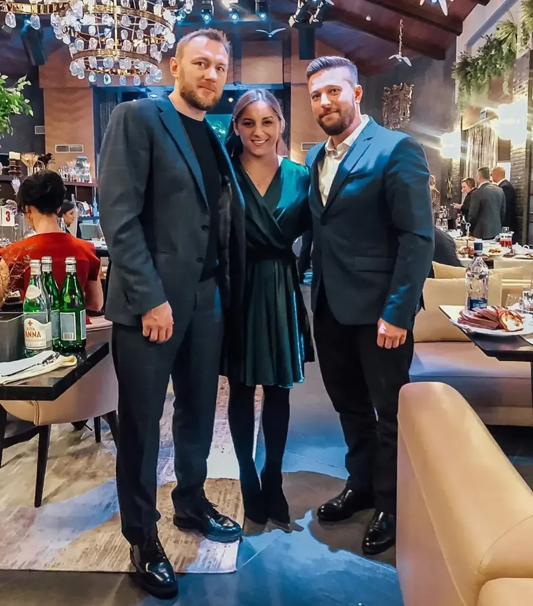 Former members of the Belarusian national ice hockey team Kanstantsin Kaltsou and Yaraslau Chuprys, and wrestler Maryia Mamashuk at the opening ceremony of the Lebyazhy restaurant. Photo: social media