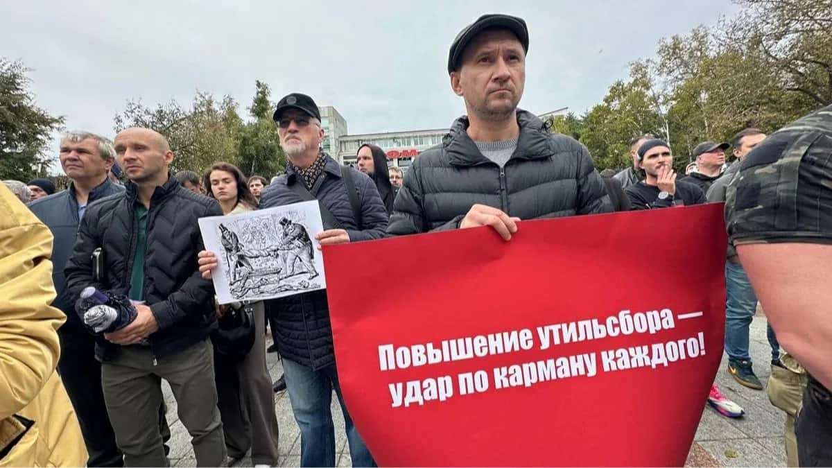Митинг против введения утильсбора, Владивосток, 11 октября 2025 года. Фото: Валерия Федоренко / «Новая газета»