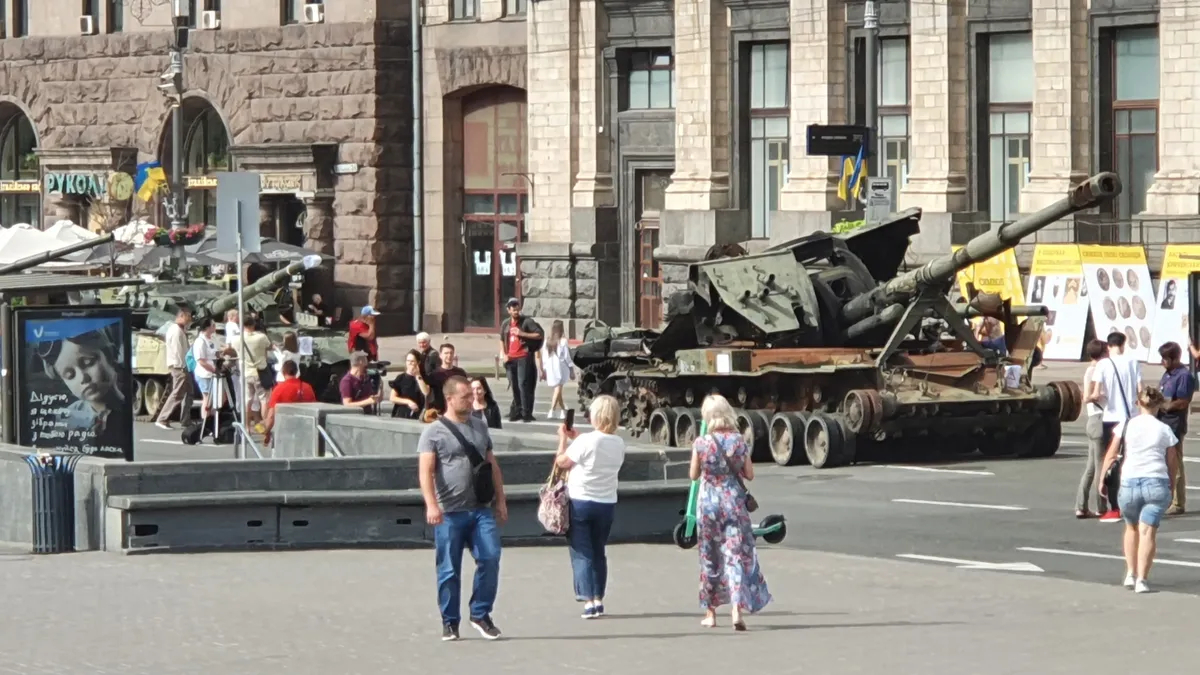 Burnt Russian military equipment on Khreshchatyk, where Putin was going to hold a parade. Kyiv, 24 August 2022. Photo by Jens Alstrup, exclusively for Novaya Gazeta. Europe
