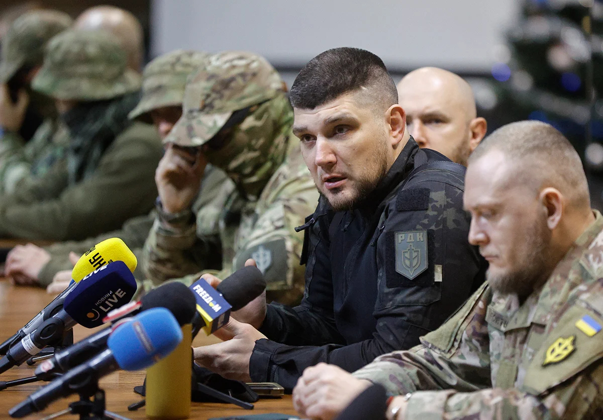 Основатель и командир РДК Денис Никитин (позывной Белый Рекс) во время пресс-конференции в Киеве, Украина, 23 декабря 2024 года. Фото: Sergey Dolzhenko / EPA-EFE