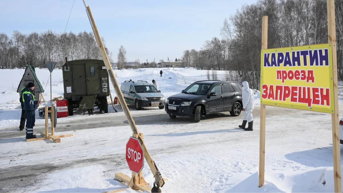 Сотрудник ветеринарной службы проводит санитарную обработку транспортного средства на въезде в село Новопичугово Новосибирской области, 17 марта 2026 года. Фото: Александр Кряжев / Спутник / Imago Images / Scanpix / LETA