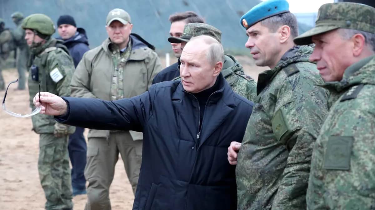 Владимир Путин во время посещения полигона в Рязанской области, где обучают мобилизованных, 20 октября 2022 года. Фото: Kremlin Press Office / Handout/Anadolu Agency / Getty Images