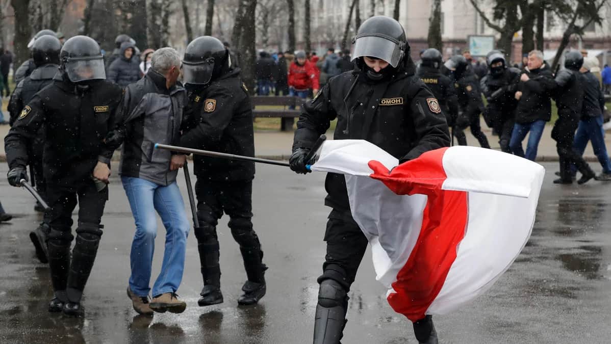 Белорусские силовики задерживают протестующих на митинге в Минске, 25 марта 2017 года. Фото: Sergei Grits / AP Photo / Scanpix / LETA