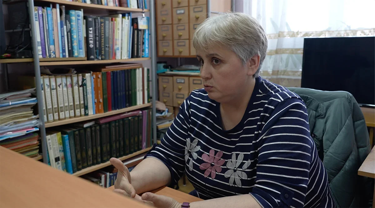 Librarian Lyubov, mother of a mobilised soldier. A shot from the film “Firewood for the mobilised”