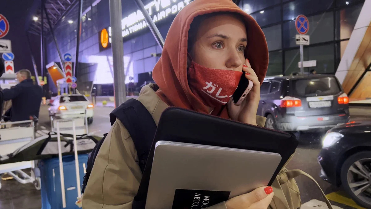 Ольга Чуракова в фильме «Мои нежелательные друзья: Часть I — Последний воздух в Москве», 2024 год. Фото: Джулия Локтев / Berlinale