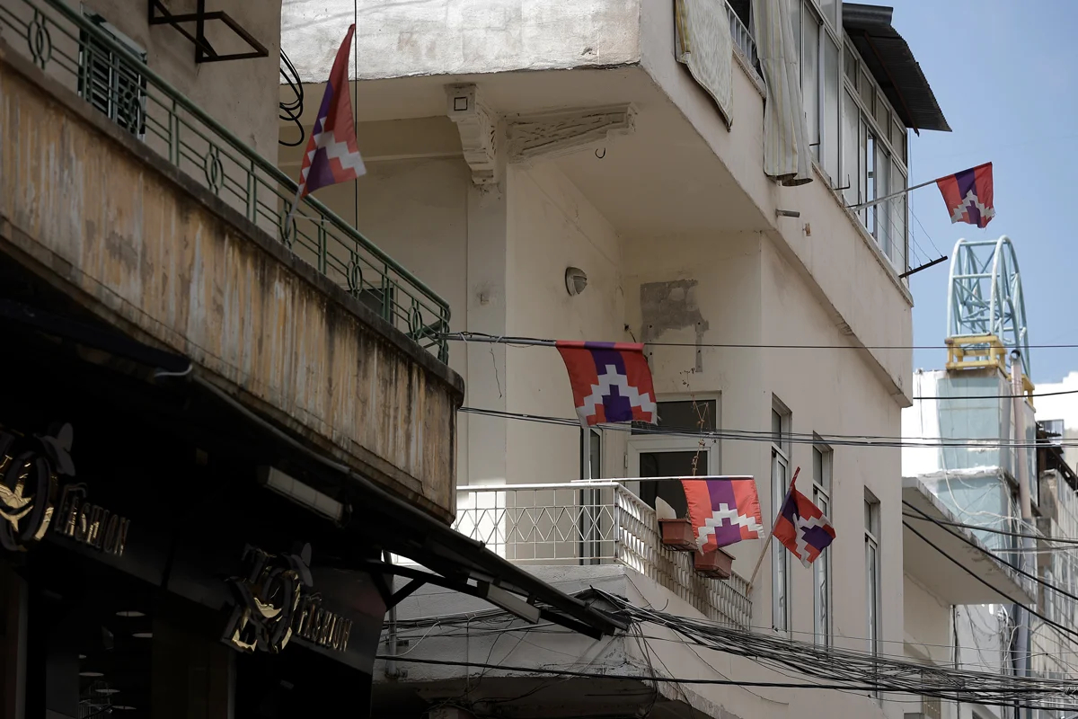Флаги Нагорного Карабаха (Арцаха). Фото: Василий Крестьянинов, специально для «Новой газеты Европа»<br>