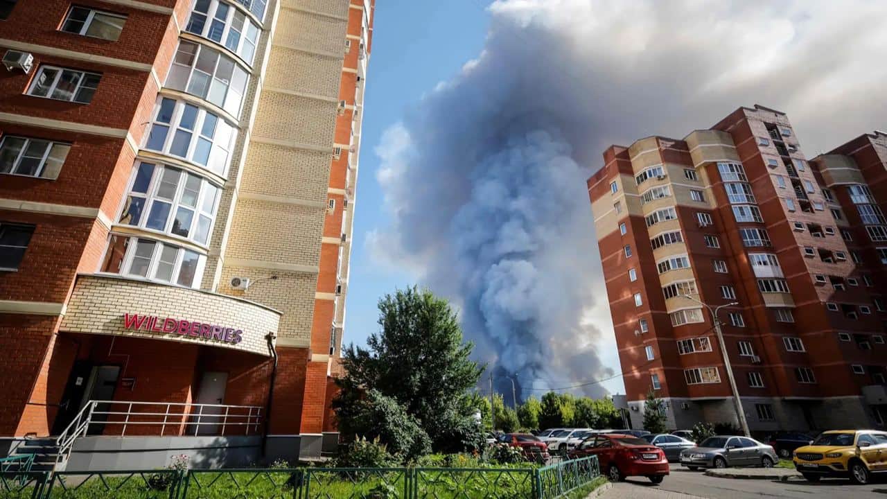 Smoke rises above the Wildberries logistics complex in Elektrostal, Moscow region, 18 July 2026. Photo: Tatyana Makeyeva / AFP / Scanpix / LETA