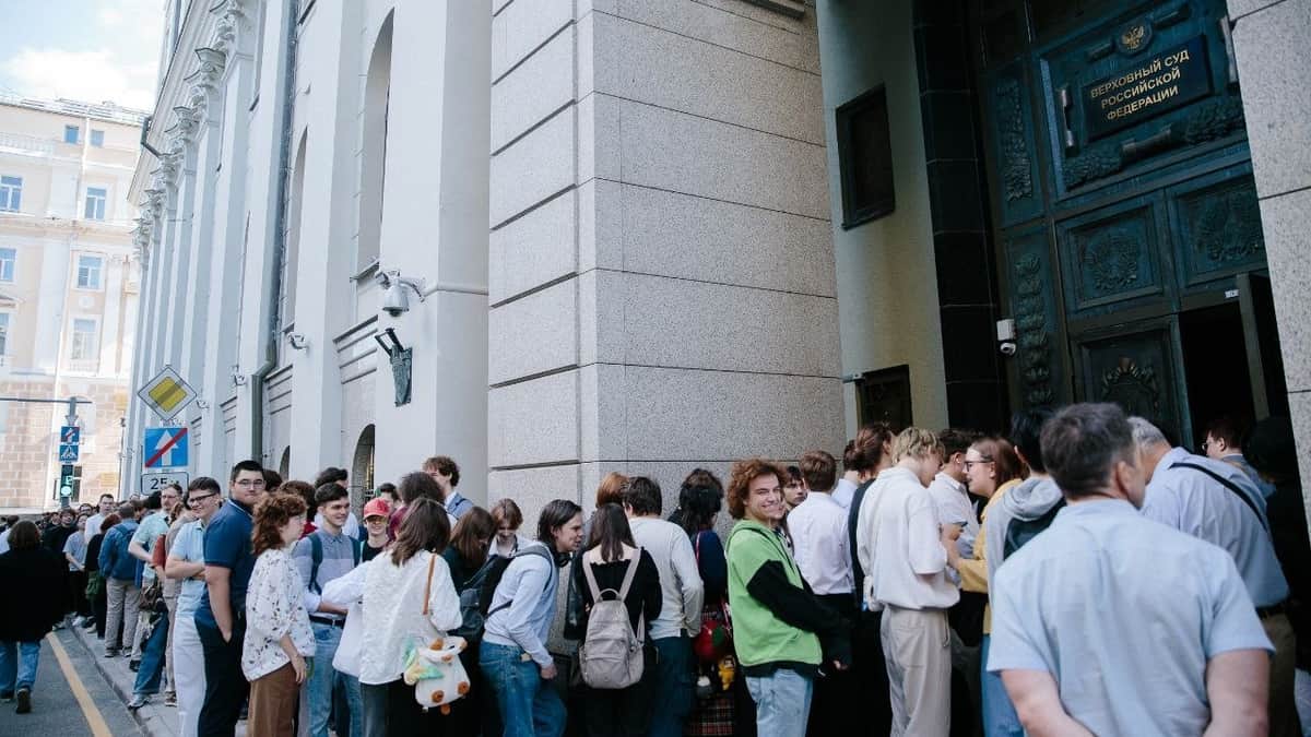 Полиция начала вызывать в отдел людей, которые пришли поддержать «Яблоко» у Верховного суда, и угрожать им административными делами