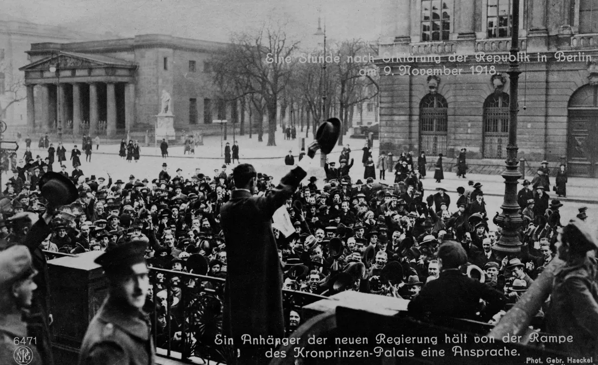 Декларация республики в Берлине. 9 ноября 1918 года Член нового правительства произносит речь с трибуны Кронпринцен-Пале. Фото: Culture Club / Getty Images