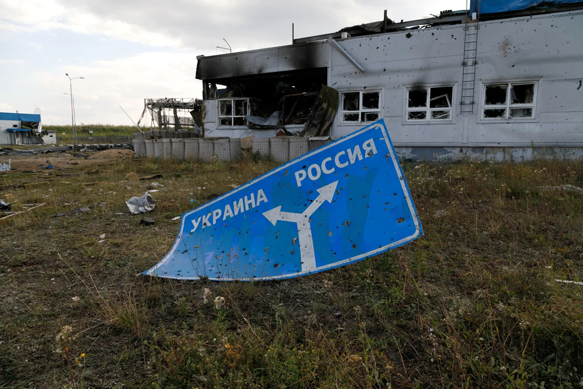 Дорожный указатель около автомобильного пункта пропуска «Суджа» в Курской области, 16 августа 2024 года. Фото: Кирилл Чуботин / Укринформ / Sipa USA