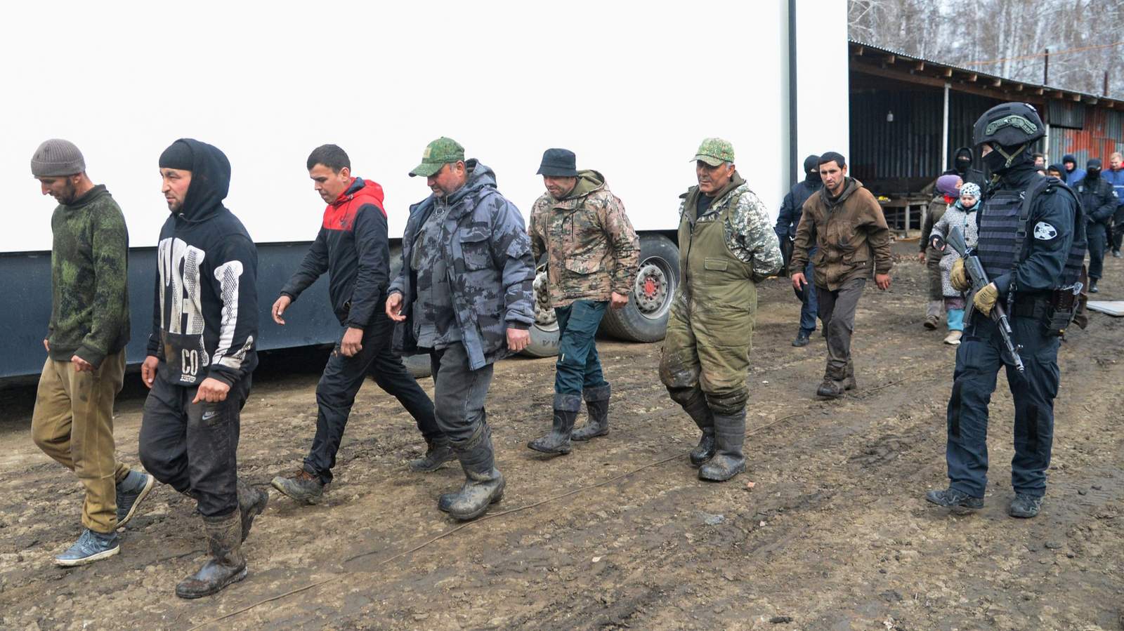 Задержанных трудовых мигрантов сопровождают к спецавтомобилю во время рейда сотрудников полиции и Росгвардии по пресечению незаконной миграции. Челябинская область. 16 апреля 2026 года. Фото: Александр Кондратюк / Спутник / Profimedia