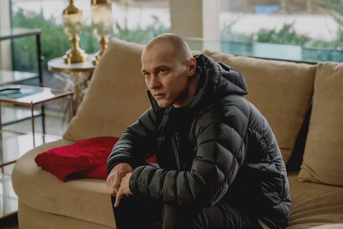 Юра Борисов в фильме «Анора». Фото: imdb.com
